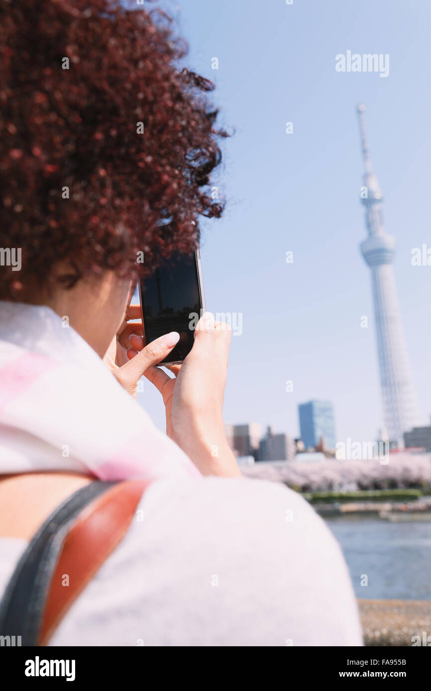 Giovane donna godendo il turismo a Tokyo Foto Stock