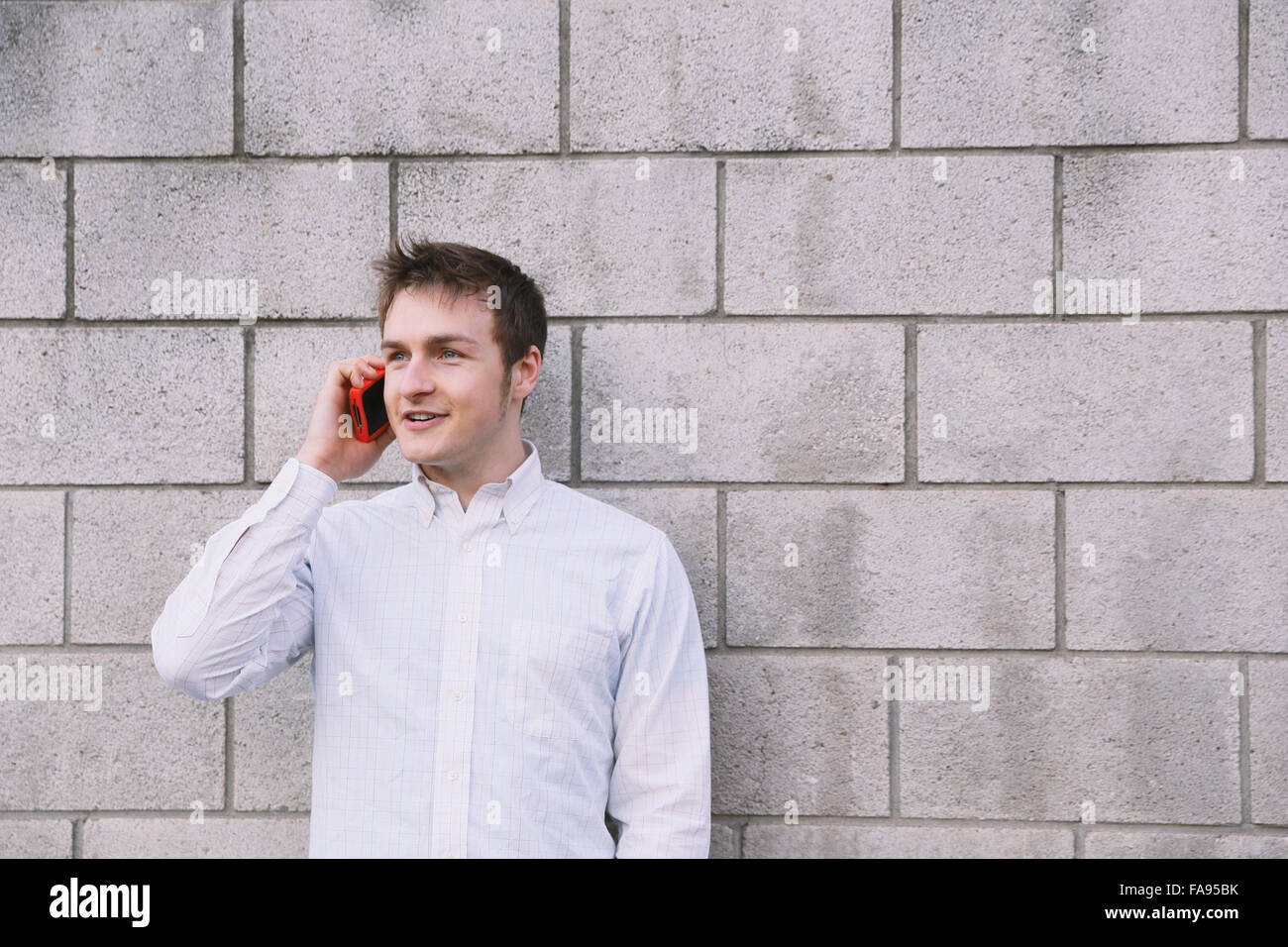 Ritratto di giovane uomo caucasico sul telefono Foto Stock