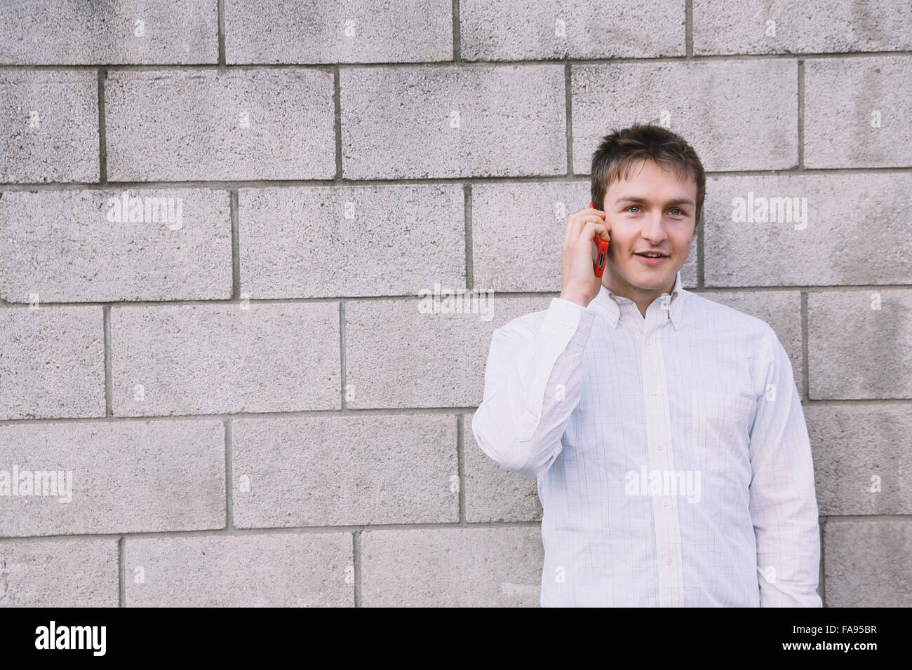 Ritratto di giovane uomo caucasico sul telefono Foto Stock