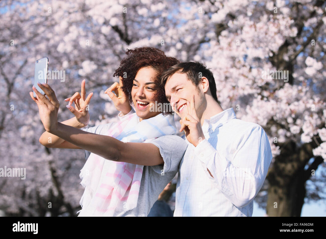 Multi-etnico turista giovane godendo la fioritura dei ciliegi in Giappone Foto Stock