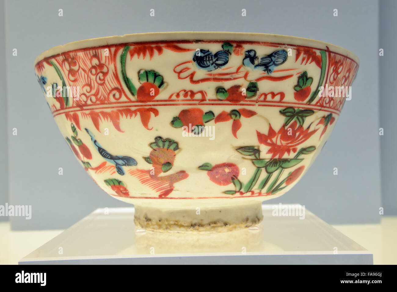 Piatto policromo con spray floreale. Zhangzhou Ware. Il Museo di Shanghai. Foto Stock