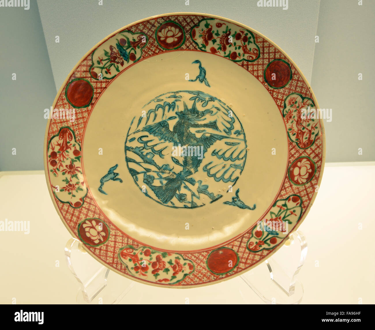 Piatto policromo con un drago alato. Zhangzhou Ware. Il Museo di Shanghai. Foto Stock