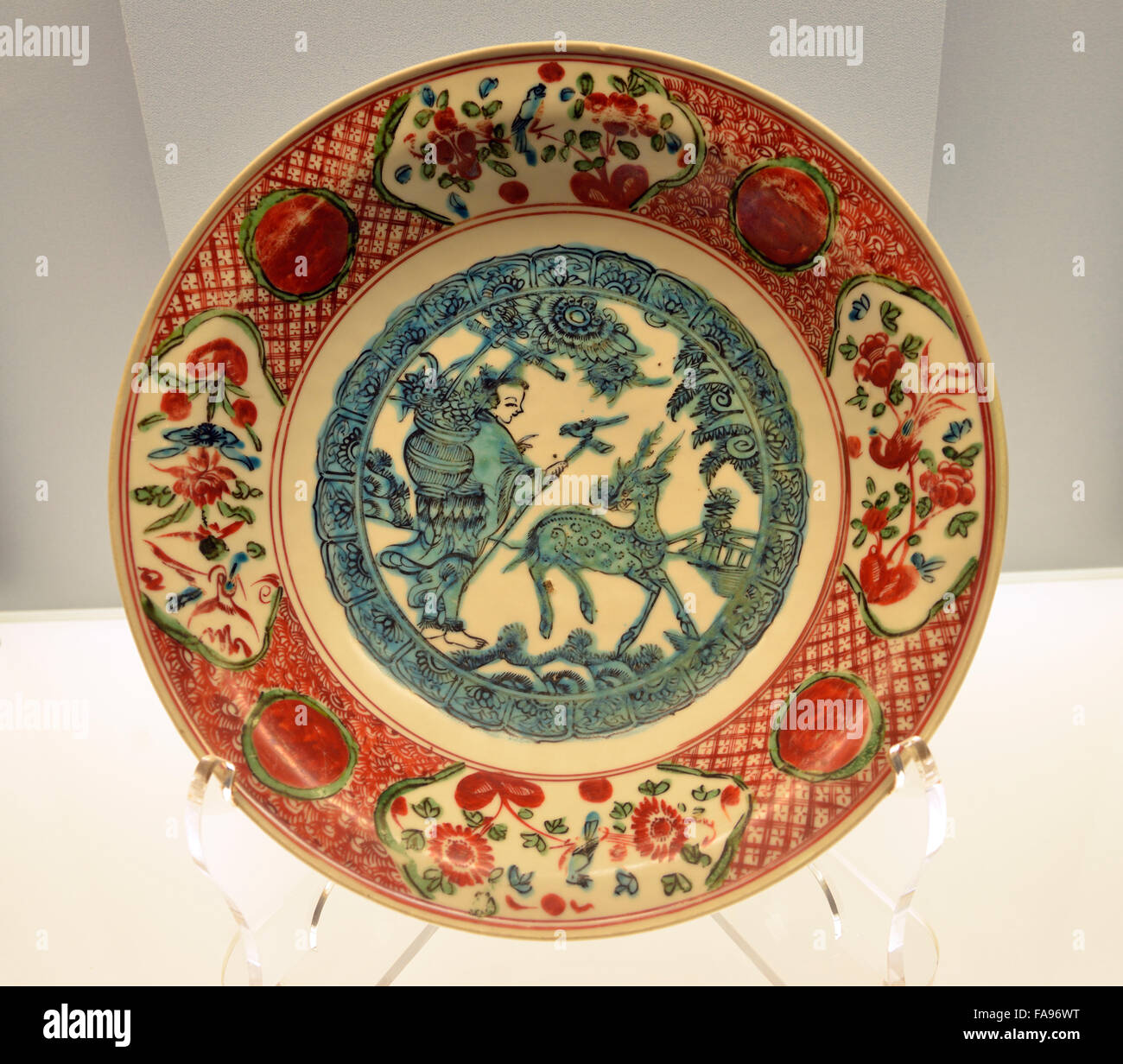 Piatto policromo con un immortale. Zhangzhou Ware. Il Museo di Shanghai. Foto Stock