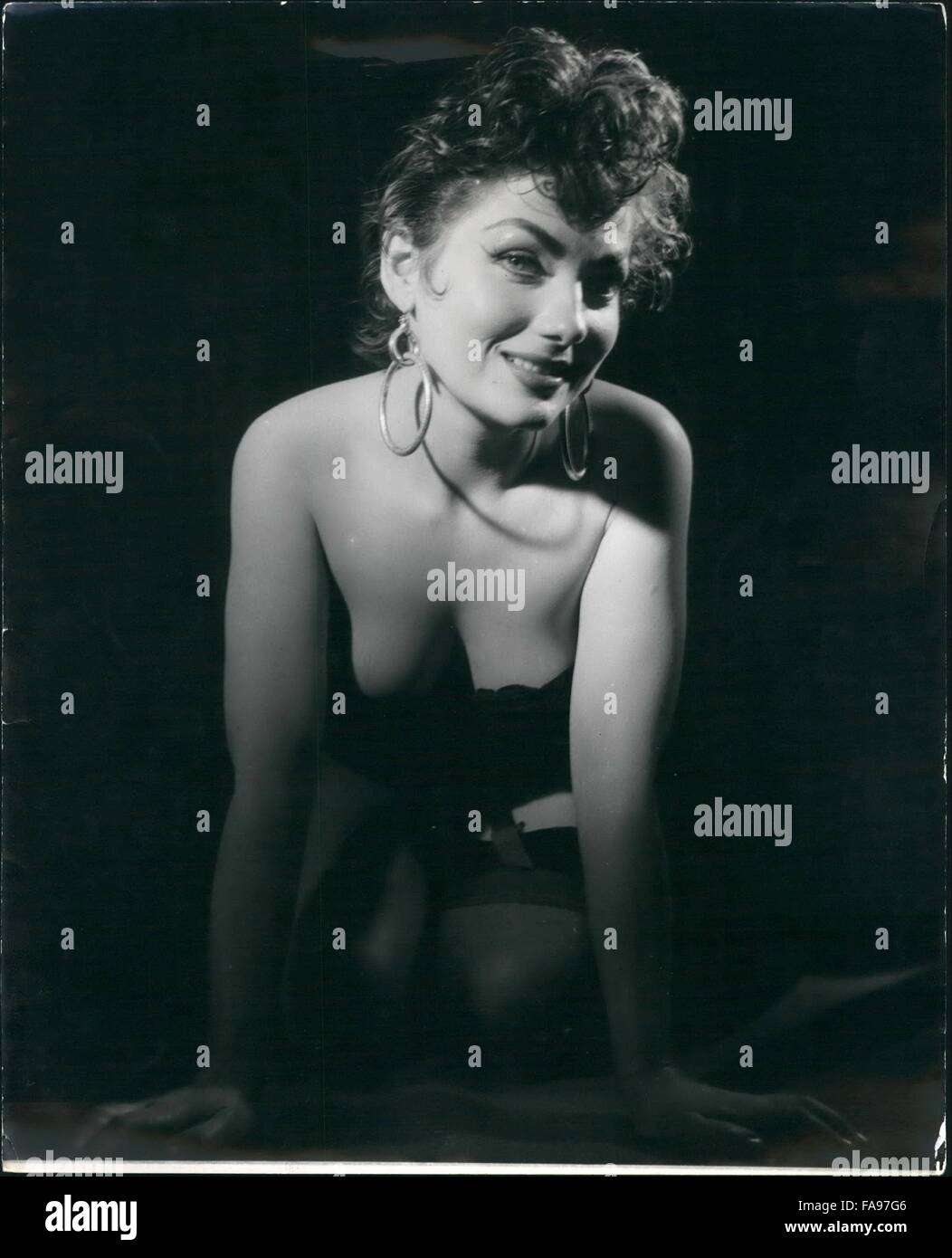 1968 - è il nuovo volto - ma che hai visto prima! Si. Si! Naturalmente, in film italiani. Piuttosto Valerie francese fa un breve ma suggestivo aspetto nella nuova Cecil Landeau Revue, ''cardidi e Champagne'' al Saville Theatre. Arriva sul palco in una pelliccia che, una volta rimosso, svela la sua in un molto shapely corselet indietro. Uno nero Seta calza viene sospeso, gli altri, laddered male e irregolare, è laminato al di sotto del ginocchio. Il suo viso è uno che hai visto prima, è afoso, essa fa il broncio e viene rabboccato con pettinate, francamente ''trasandato'' capelli. Enormi orecchini a cerchio penzolare sul suo dovrebbe Foto Stock