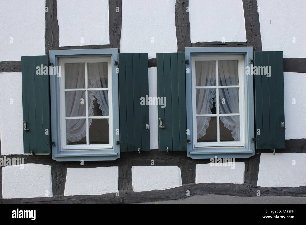 Due finestre di una vecchia casa di Bonn città del sud, Germania Foto Stock