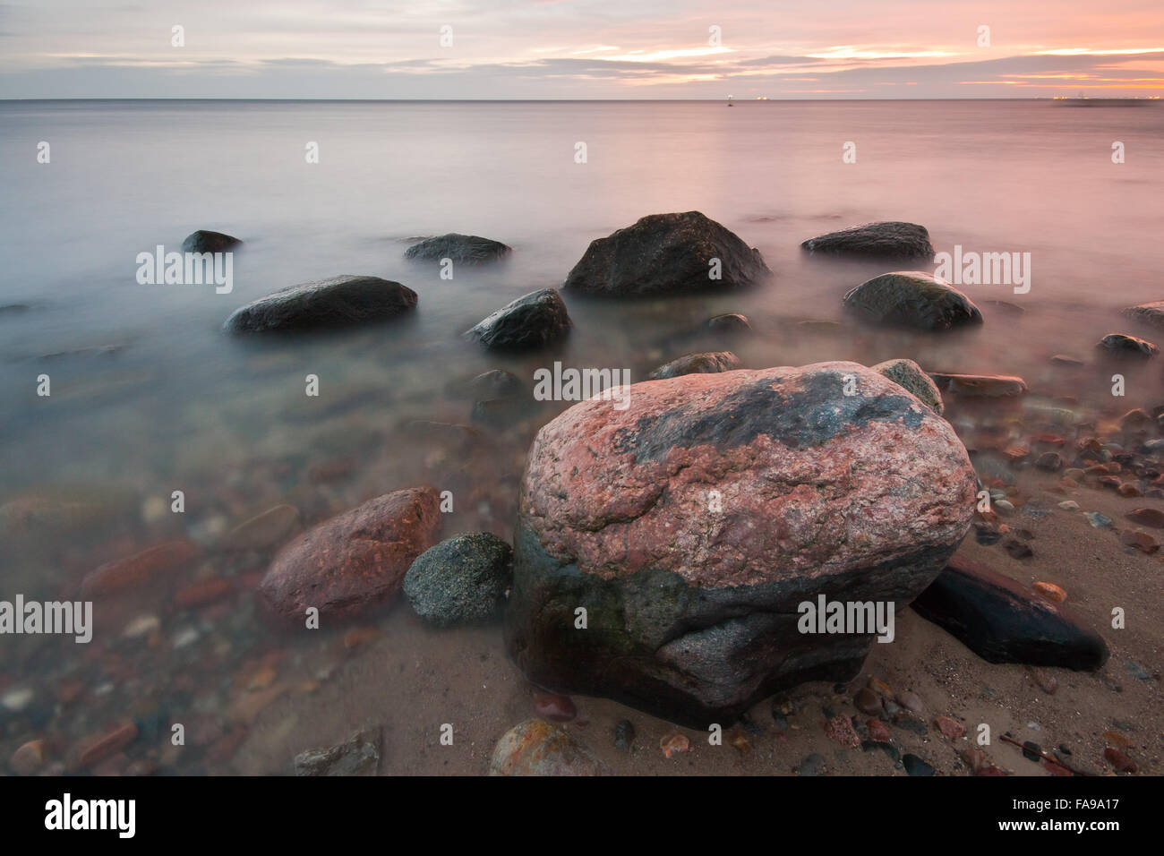 Rocce sulla costa nella luce del mattino Foto Stock
