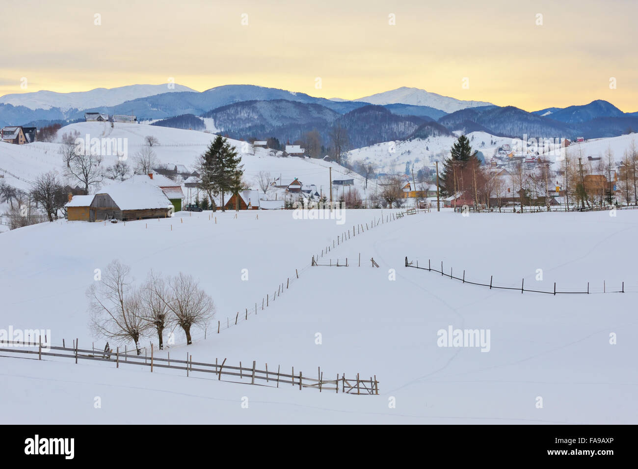 Inverno villaggio rumeno e il paesaggio di montagna Foto Stock