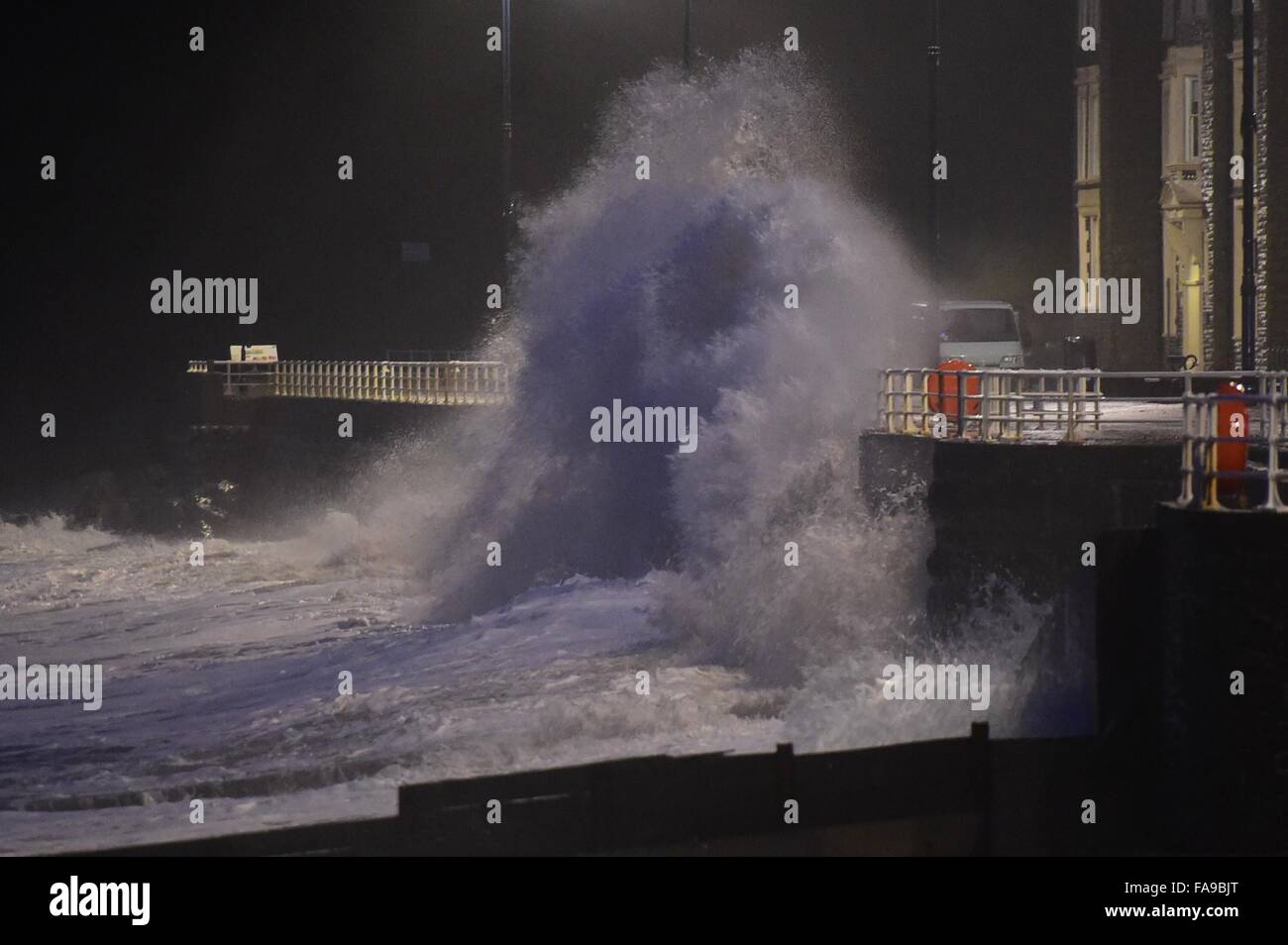 Aberystwyth Wales UK, la vigilia di Natale, giovedì 24 dicembre 2015 alla prima luce e subito dopo l'alta marea, venti di tempesta Eva portare enormi ondate di pastella il porto ed il lungomare a Aberystwyth su Cardigan Bay costa, West Wales. Tempesta Eva, il quinto denominato storm della stagione 20105/16, dovrebbe portare a un gales venti della forza di presenza di raffiche fino a 70 o 80 mph, e più pesante pioggia caduta sul già pesantemente terreno saturo foto © Keith Morris Foto Stock