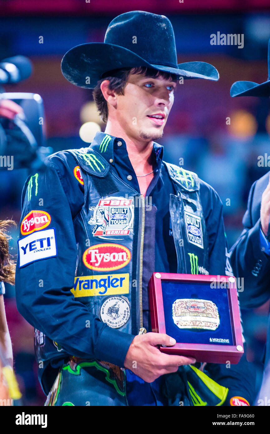 J.B. Mauney intervistata sul palcoscenico dopo aver vinto il PBR bull riding finali mondiali. Foto Stock