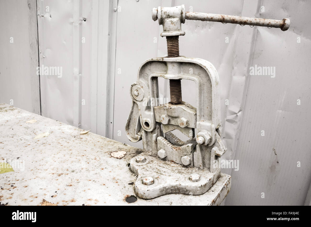 Vecchio grungy grigio morse per log in villaggio finlandese Foto Stock