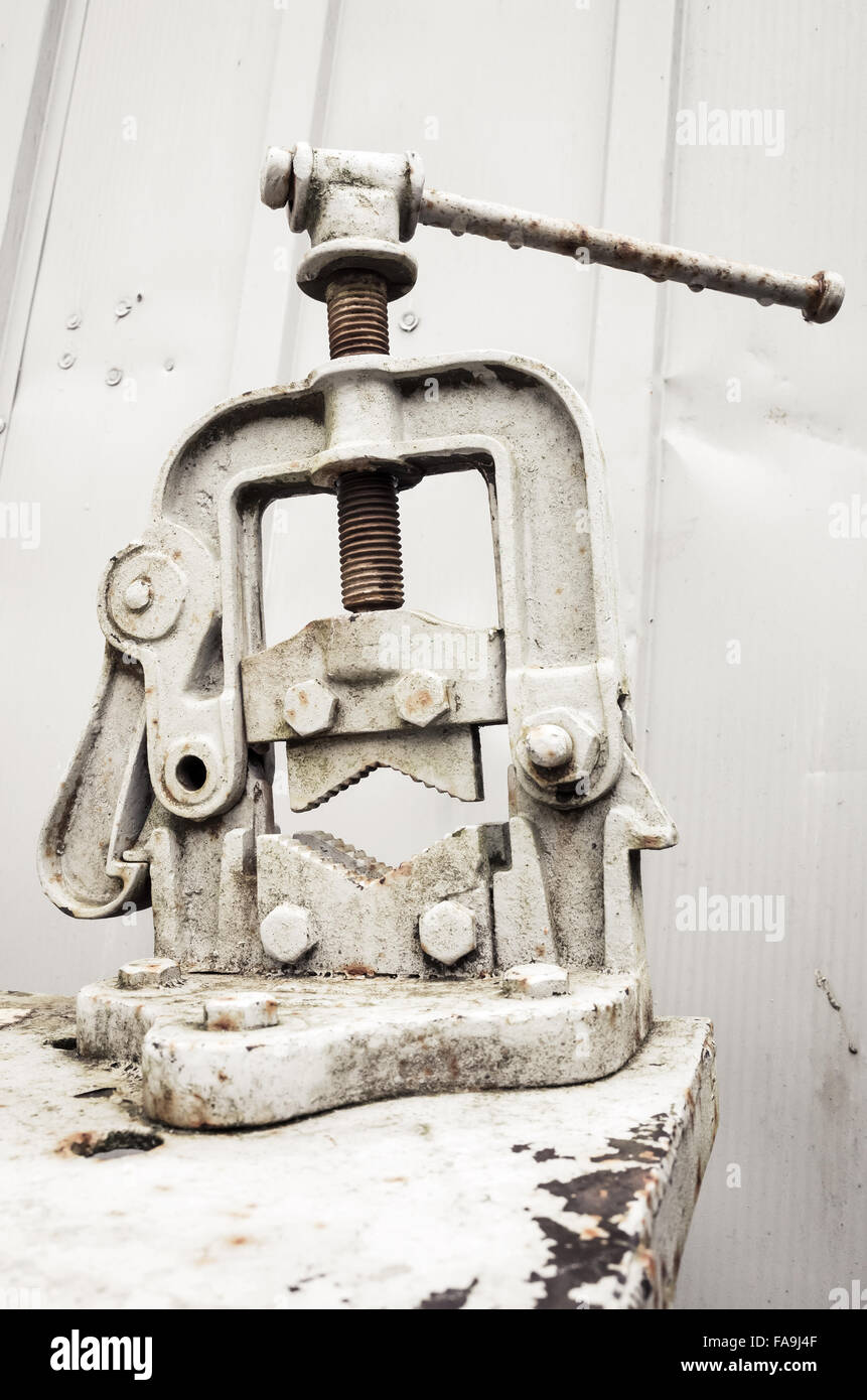 Vecchio grungy grigio morse per log in villaggio finlandese Foto Stock