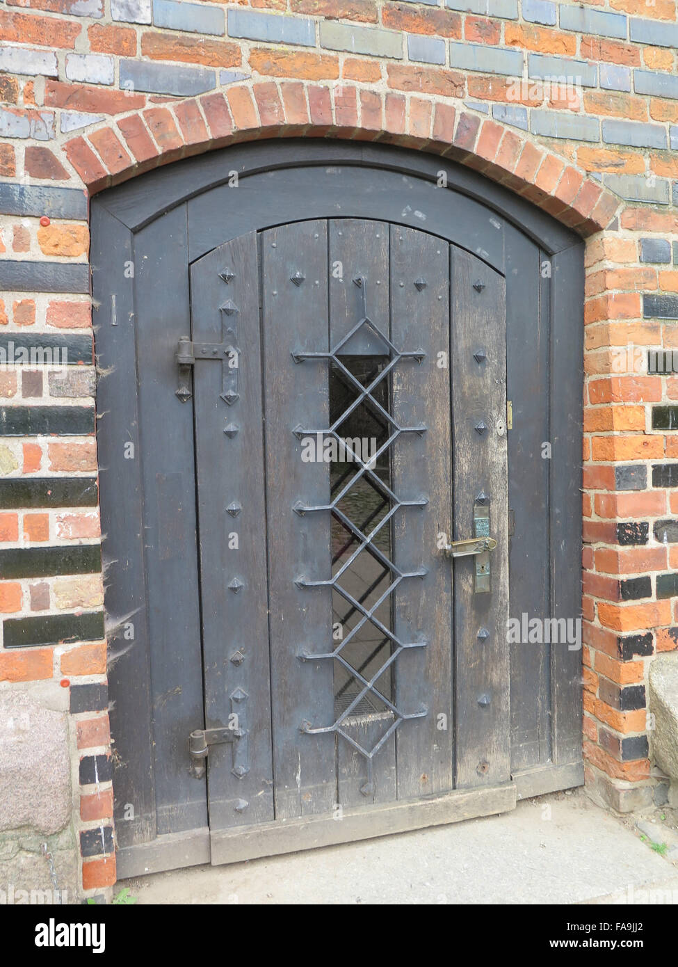 Vecchia porta di legno a Lubeck città torre del portale Foto Stock
