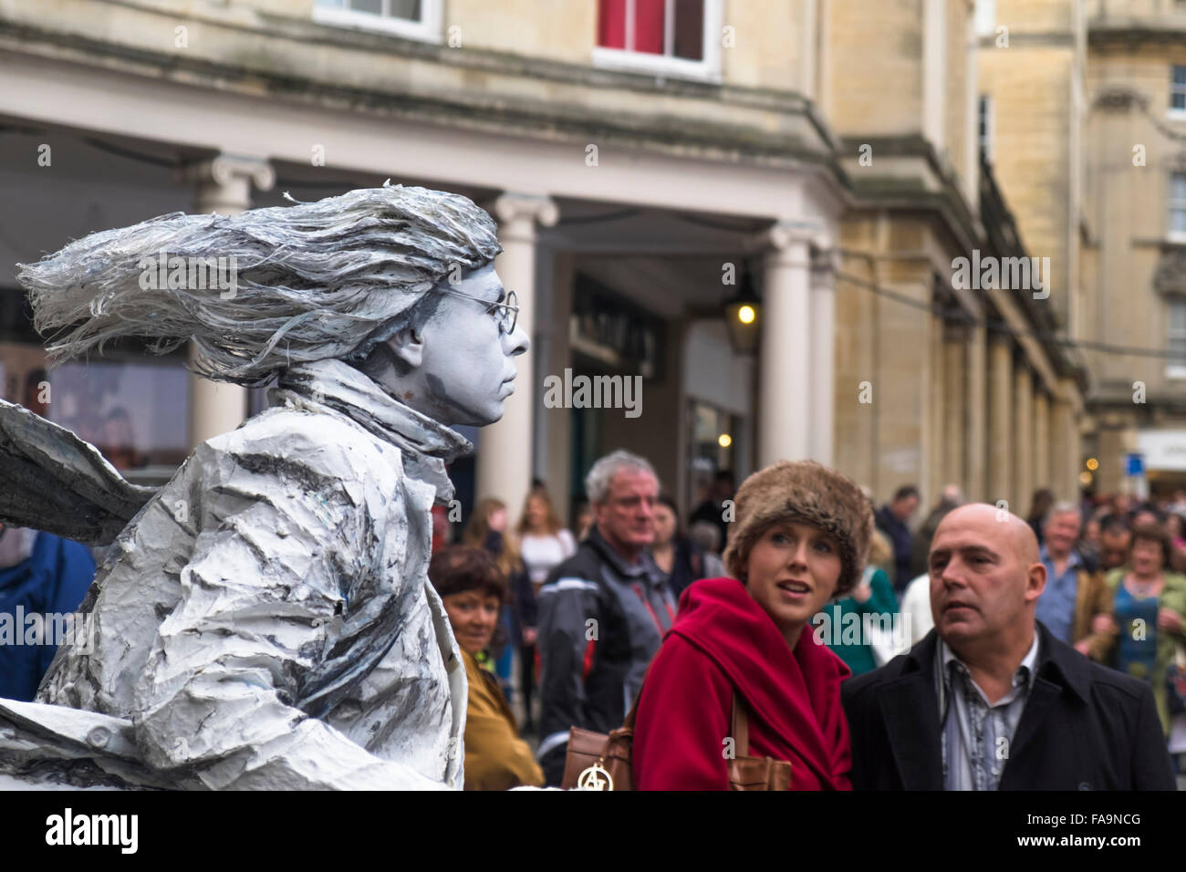 L'argento statua vivente nel centro di Bath Bath somerset England Regno Unito Foto Stock