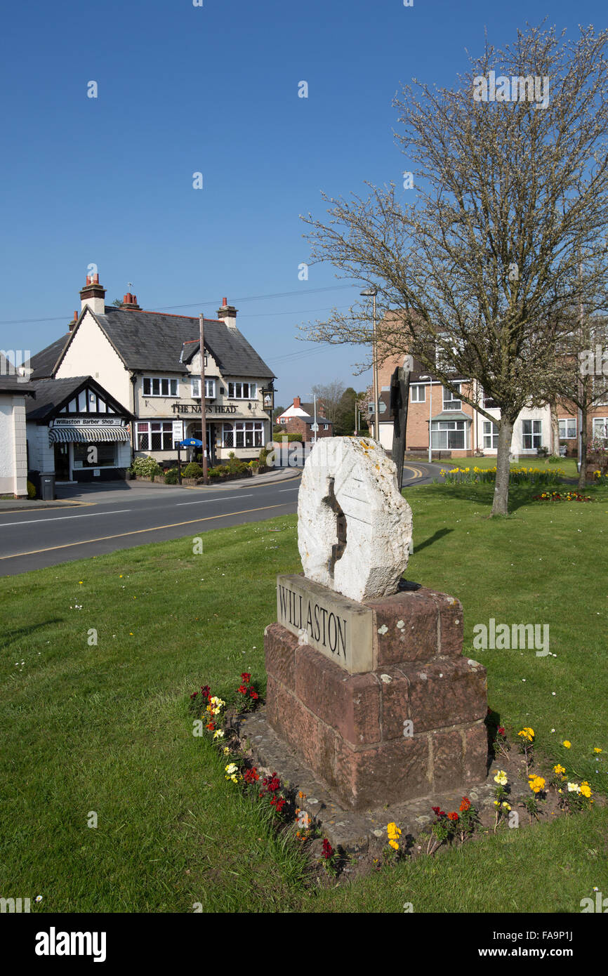 Villaggio di Willaston, Cheshire, Inghilterra. Vista pittoresca di Willaston la macina e segno del villaggio. Foto Stock