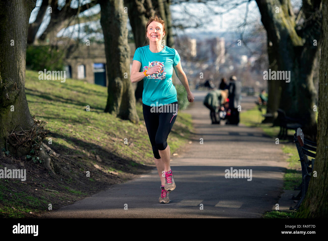 Una donna che indossa un'attività tracker jogging nella città di Bristol REGNO UNITO Foto Stock