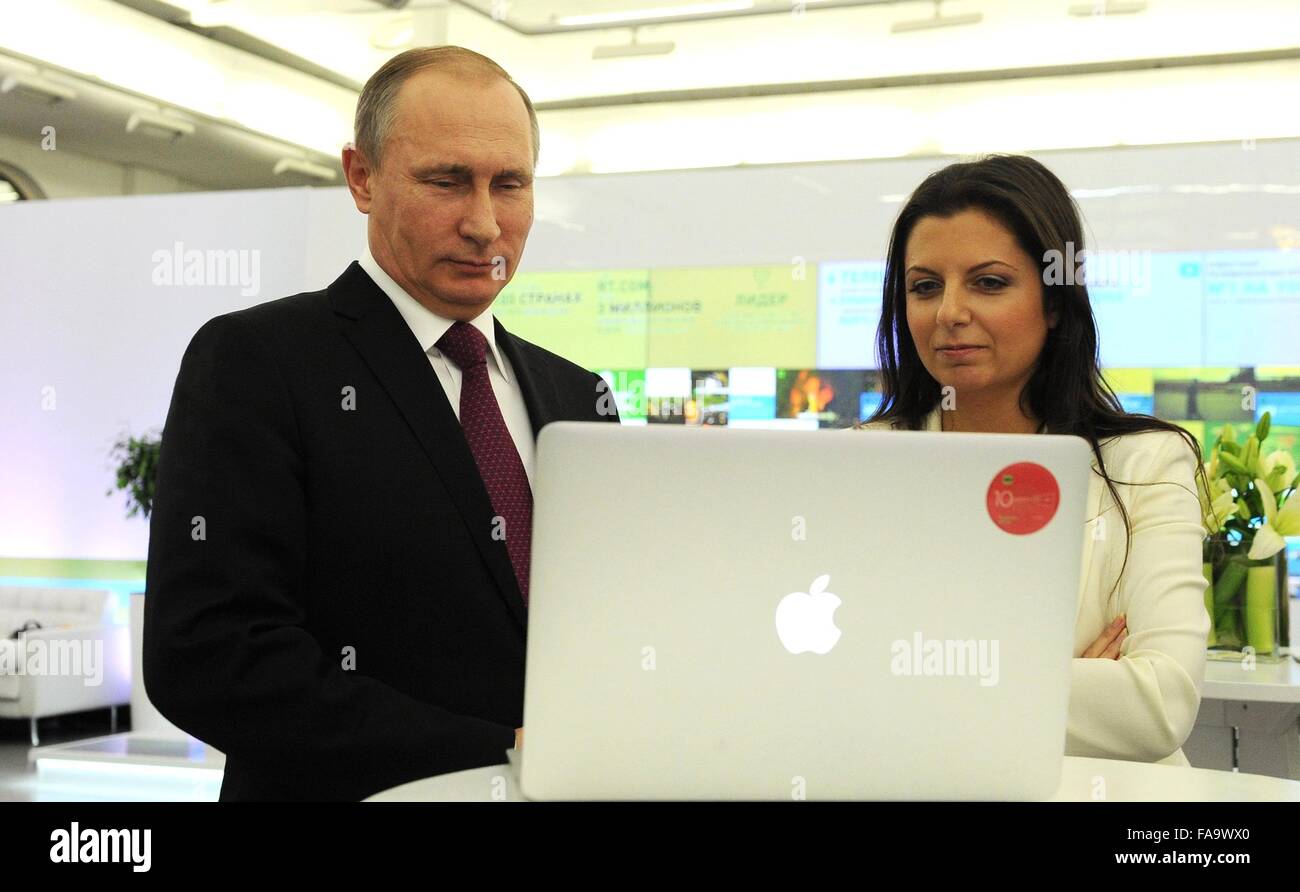 Il presidente russo Vladimir Putin ha viste di una presentazione con Editor-in-Chief della Russia oggi la televisione Margarita Simonyan al decimo anniversario mostra di rete Dicembre 10, 2015 a Mosca, in Russia. Foto Stock