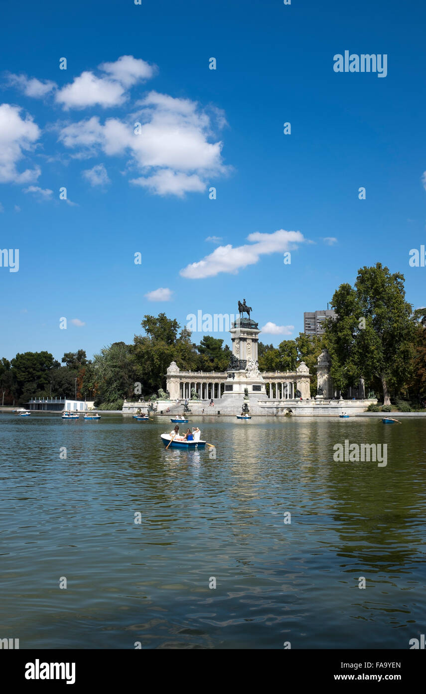 Gite in barca sul lago del Parco di Retiro o Parque del Retiro Madrid Spagna Foto Stock