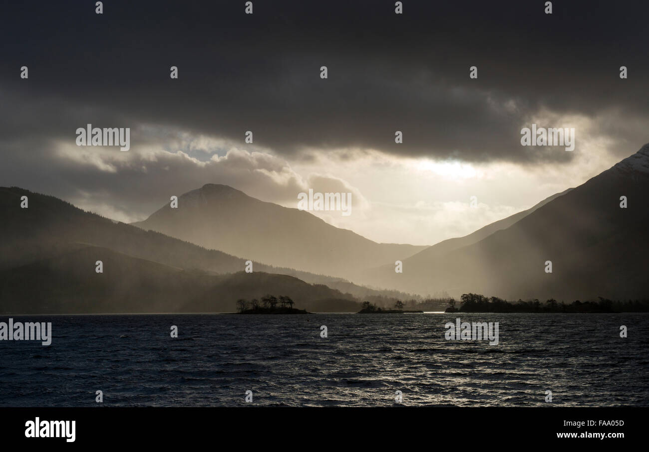 Raggi di luce nel pomeriggio sul Loch Leven, a Ballachulish Regno Unito Scozia Foto Stock