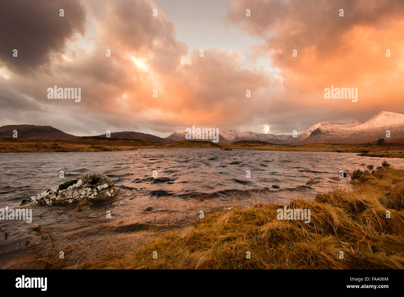 Golden sunrise a Loch Ba, Glencoe Scotland Regno Unito Foto Stock