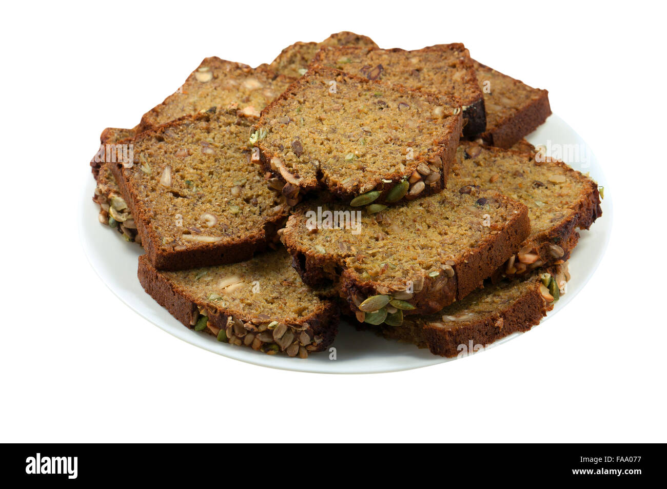 Tutta la torta di grano nella piastra isolata su sfondo bianco Foto Stock Tutta la torta di grano nella piastra isolata su sfondo bianco Foto Stock