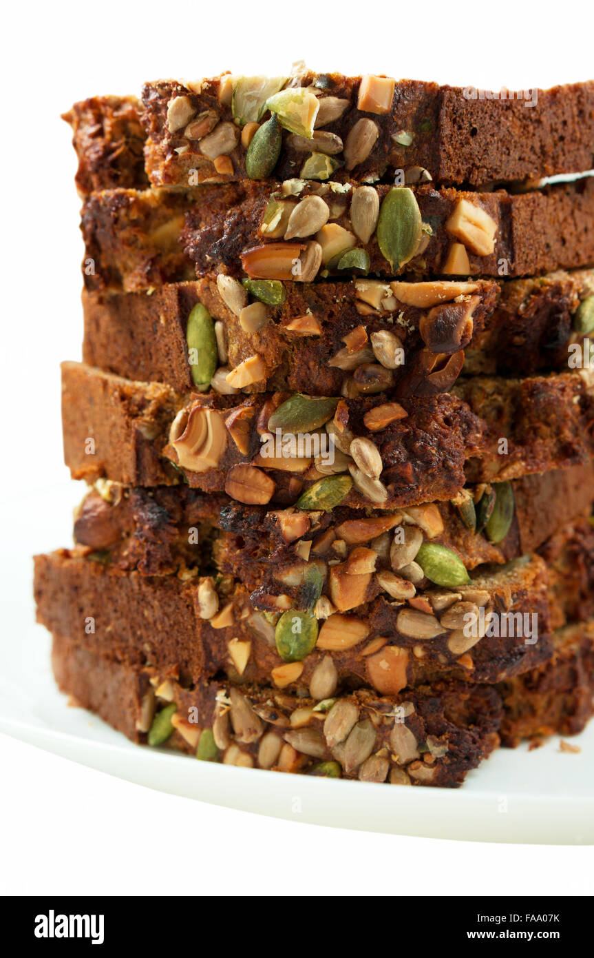 Insieme a fette di pane di grano in pila con closeup e isolato su sfondo bianco Foto Stock