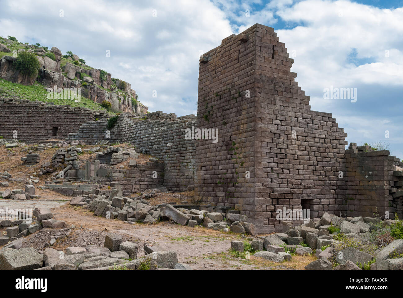 Parte delle pareti nel sito archeologico dell'antica Assos in Behramkale, Turchia Foto Stock