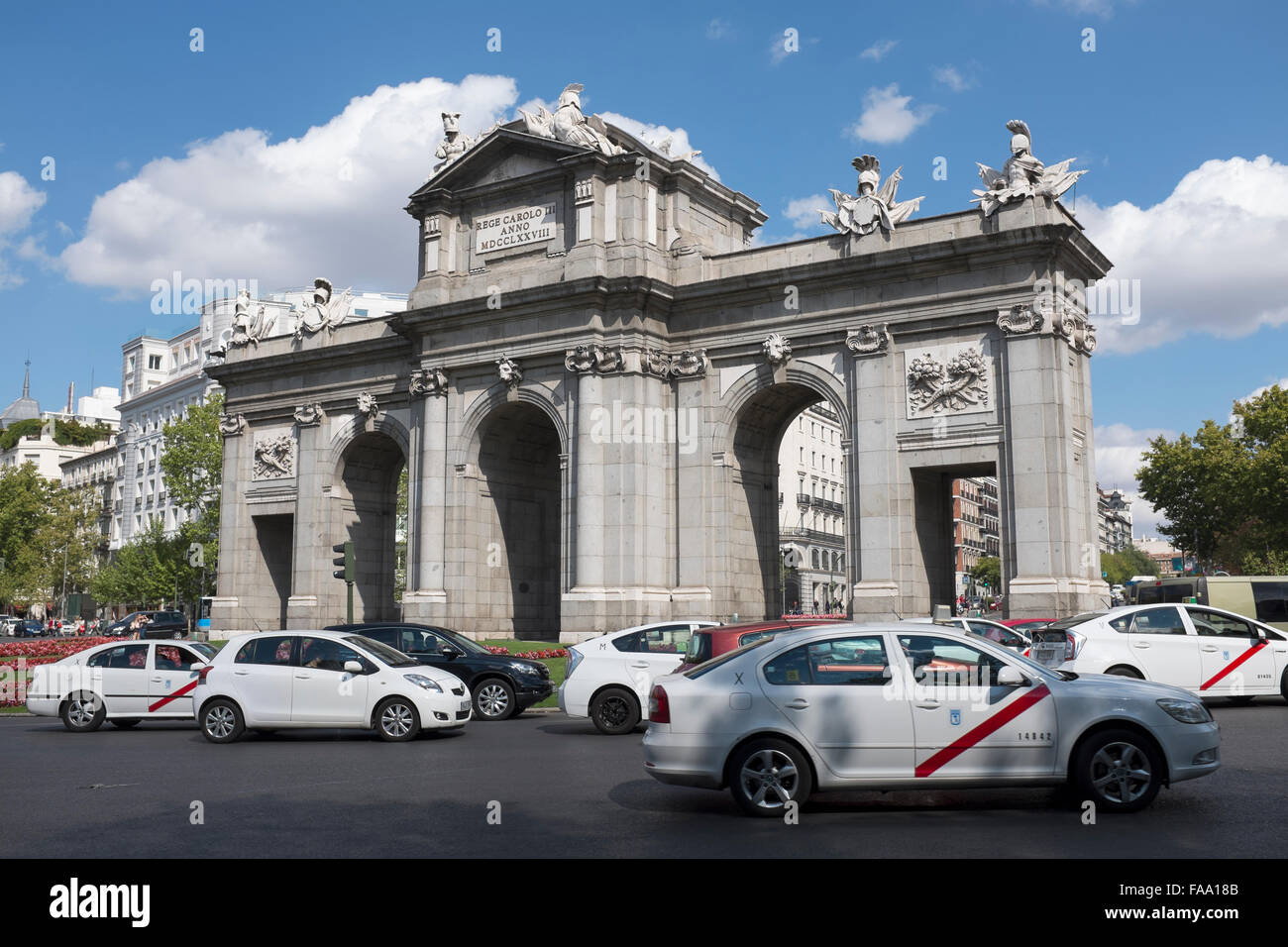 Arch con Traffic Madrid Spagna Foto Stock