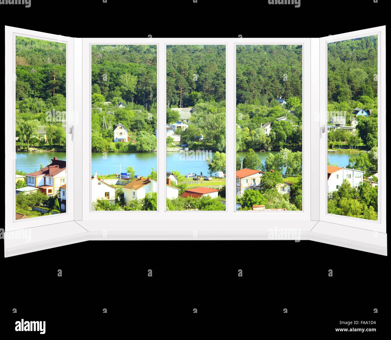 Finestra che si affaccia su una splendida vista di case di campagna al pittoresco lago Foto Stock