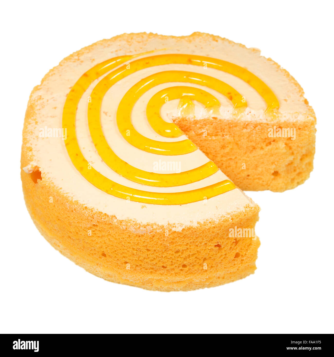 Spugna torta arancione con spirale jam isolati su sfondo bianco Foto Stock