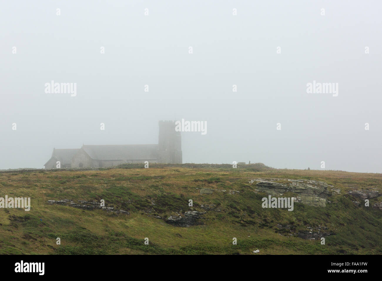 Cortile continentale, Tintagel Castle, Cornwall, Regno Unito. Abitato almeno fin dal periodo tardo romano, il sito del castello di Tintagel b Foto Stock