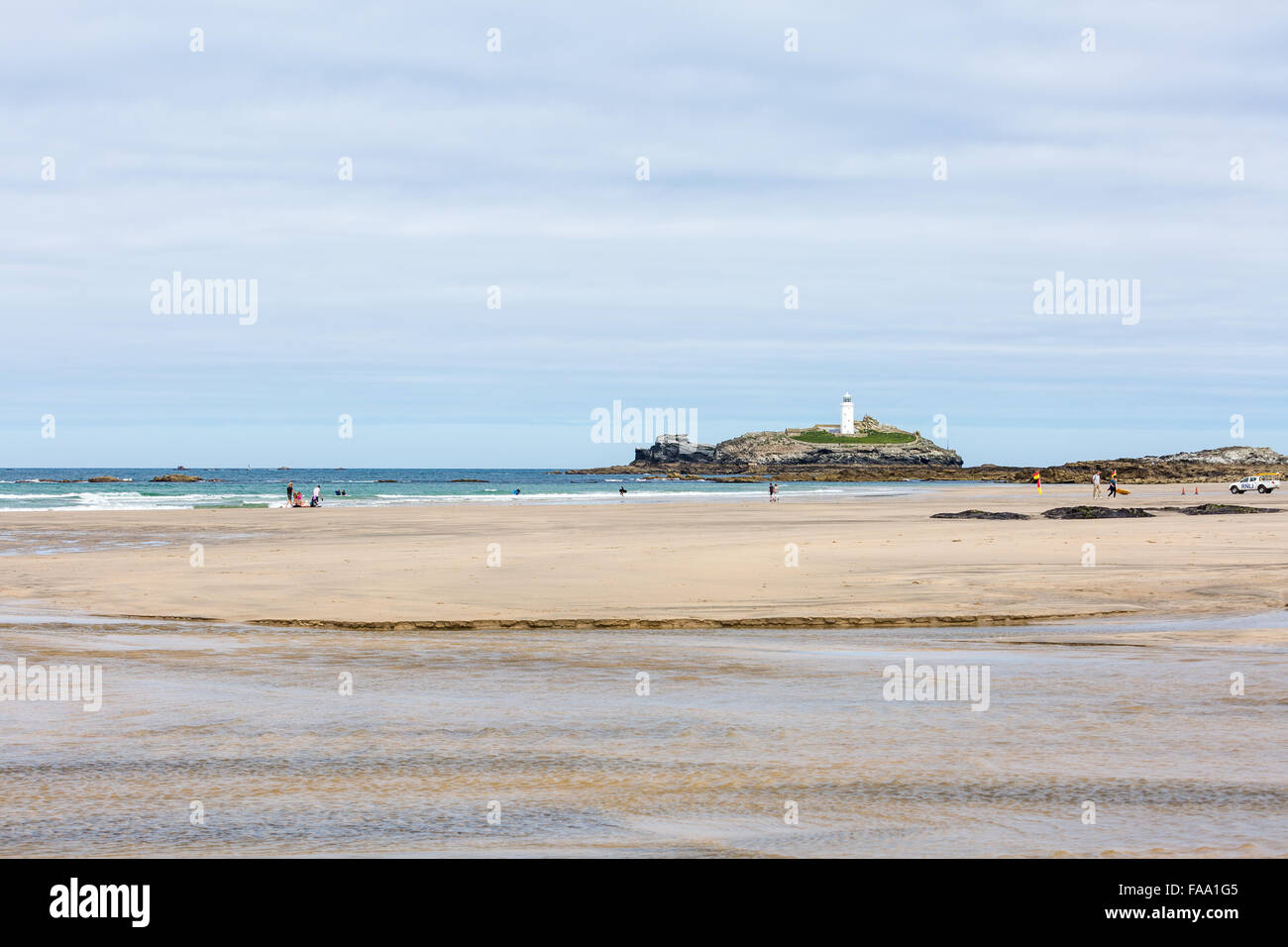 Il faro di Godrevy, Cornwall, Regno Unito. Il faro è un bianco torre ottagonale, 26 metri di altezza, realizzata dalle macerie di pietra i letti Foto Stock