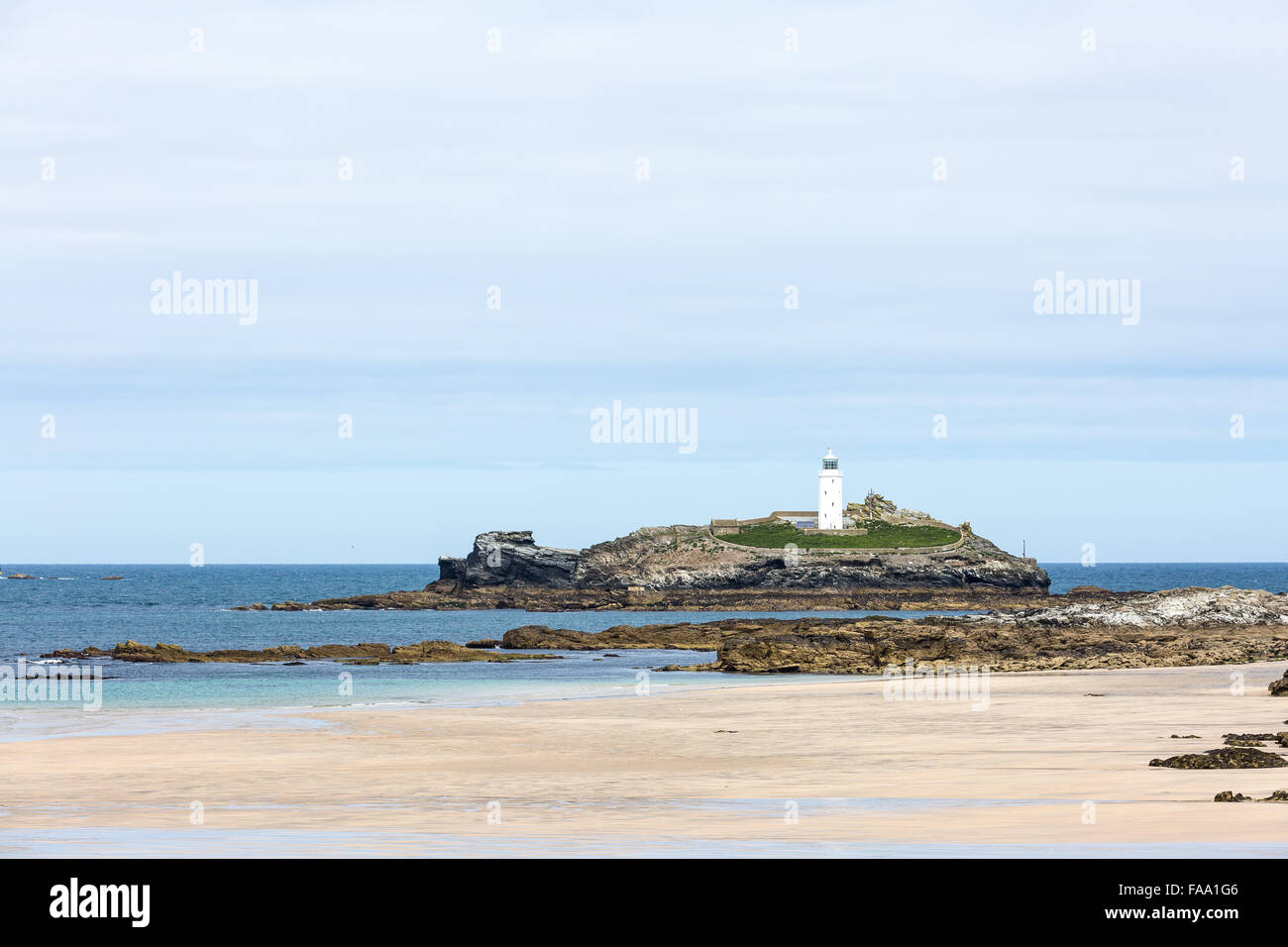 Il faro di Godrevy, Cornwall, Regno Unito. Il faro è un bianco torre ottagonale, 26 metri di altezza, realizzata dalle macerie di pietra i letti Foto Stock