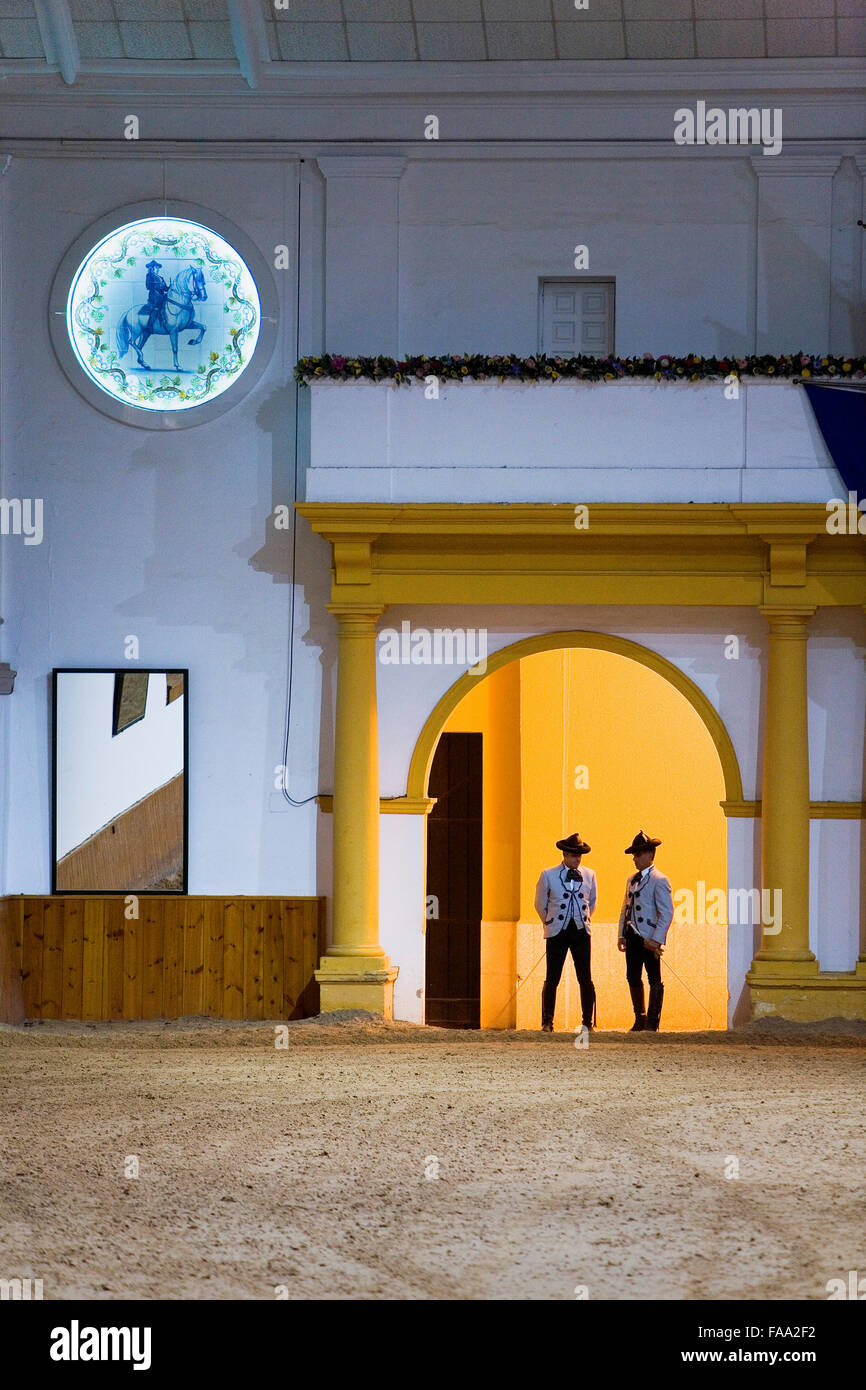 Piloti a guardare lo spettacolo della Scuola Reale Andalusa di Arte Equestre. "Real Escuela Andaluza del Arte Ecuestre'. Jerez de la FR Foto Stock