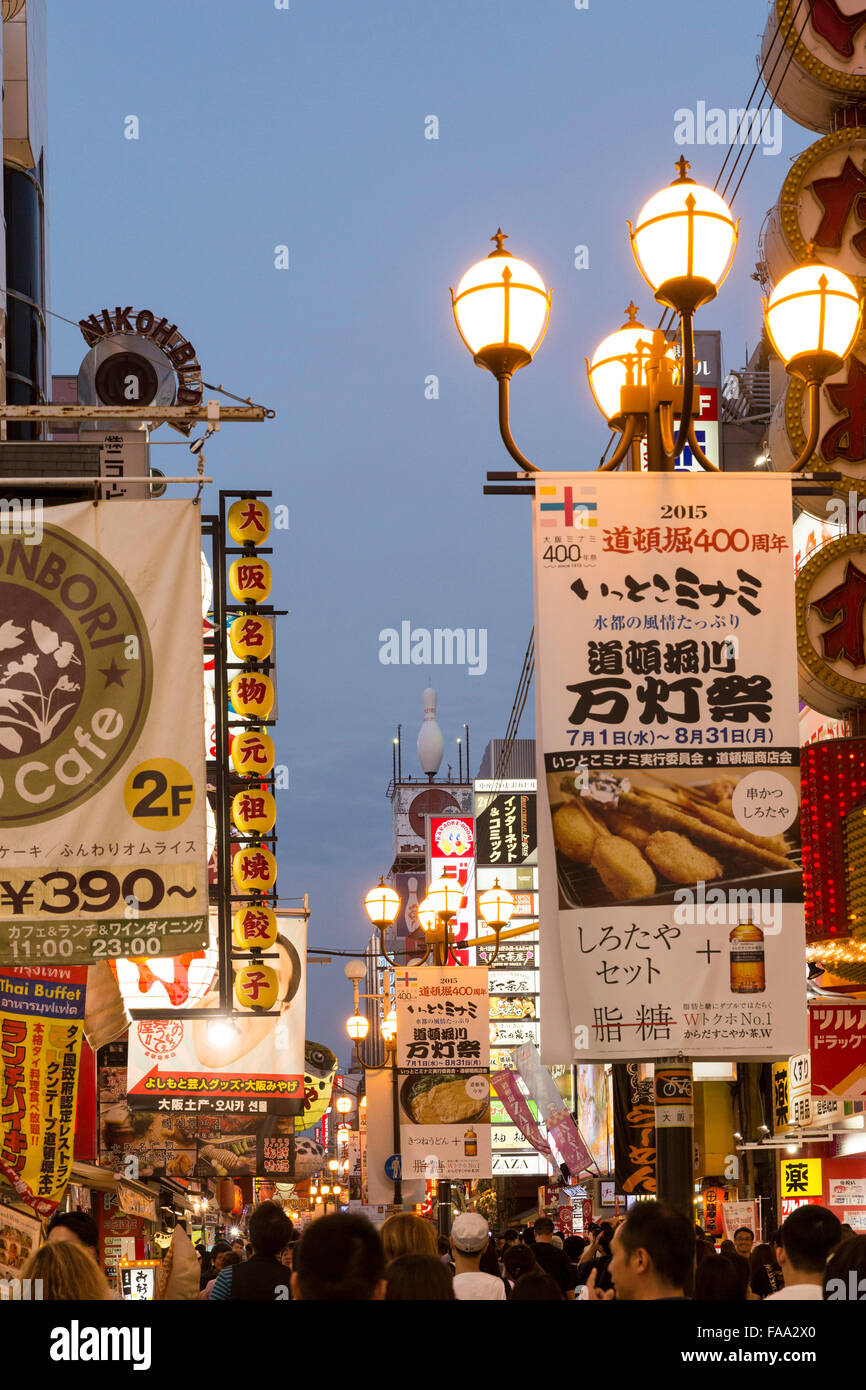 Dotombori Avenue di notte, Osaka, nella prefettura di Osaka Kansai, regione del Giappone Foto Stock