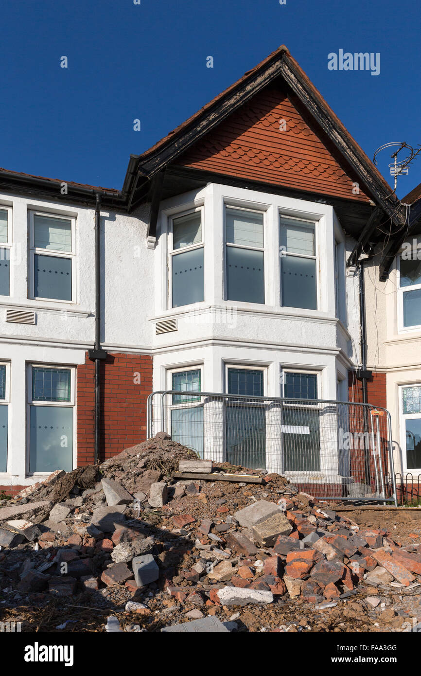 Costruzione di macerie da rinnovo nel giardino davanti la casa, Cardiff Wales, Regno Unito Foto Stock