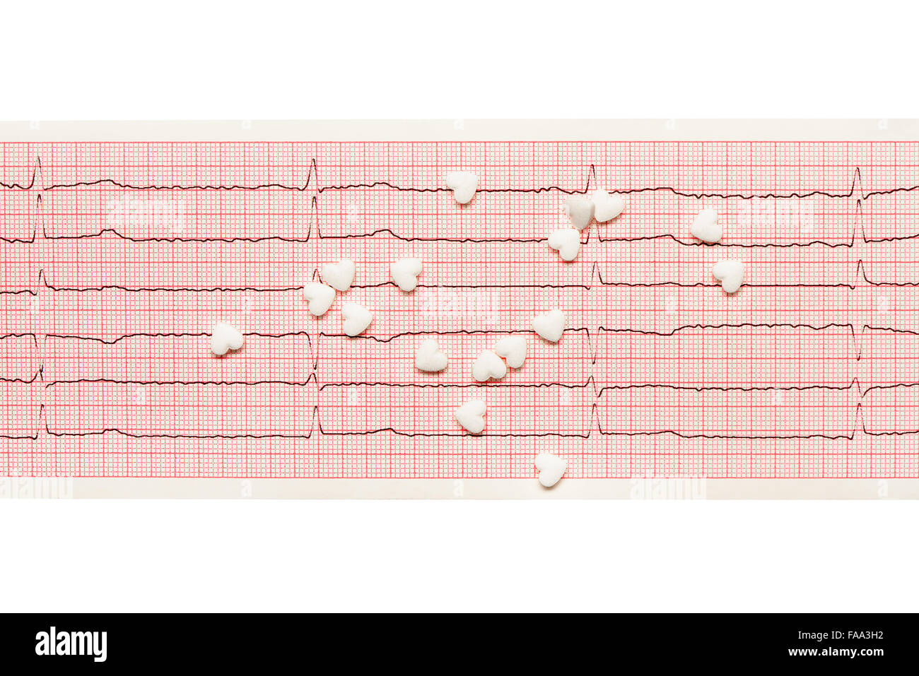 Cuore bianco compresse di forma su carta risultati della ECG isolati su sfondo bianco. Percorso di clipping incluso. Foto Stock Cuore bianco compresse di forma su carta risultati della ECG isolati su sfondo bianco. Percorso di clipping incluso. Foto Stock