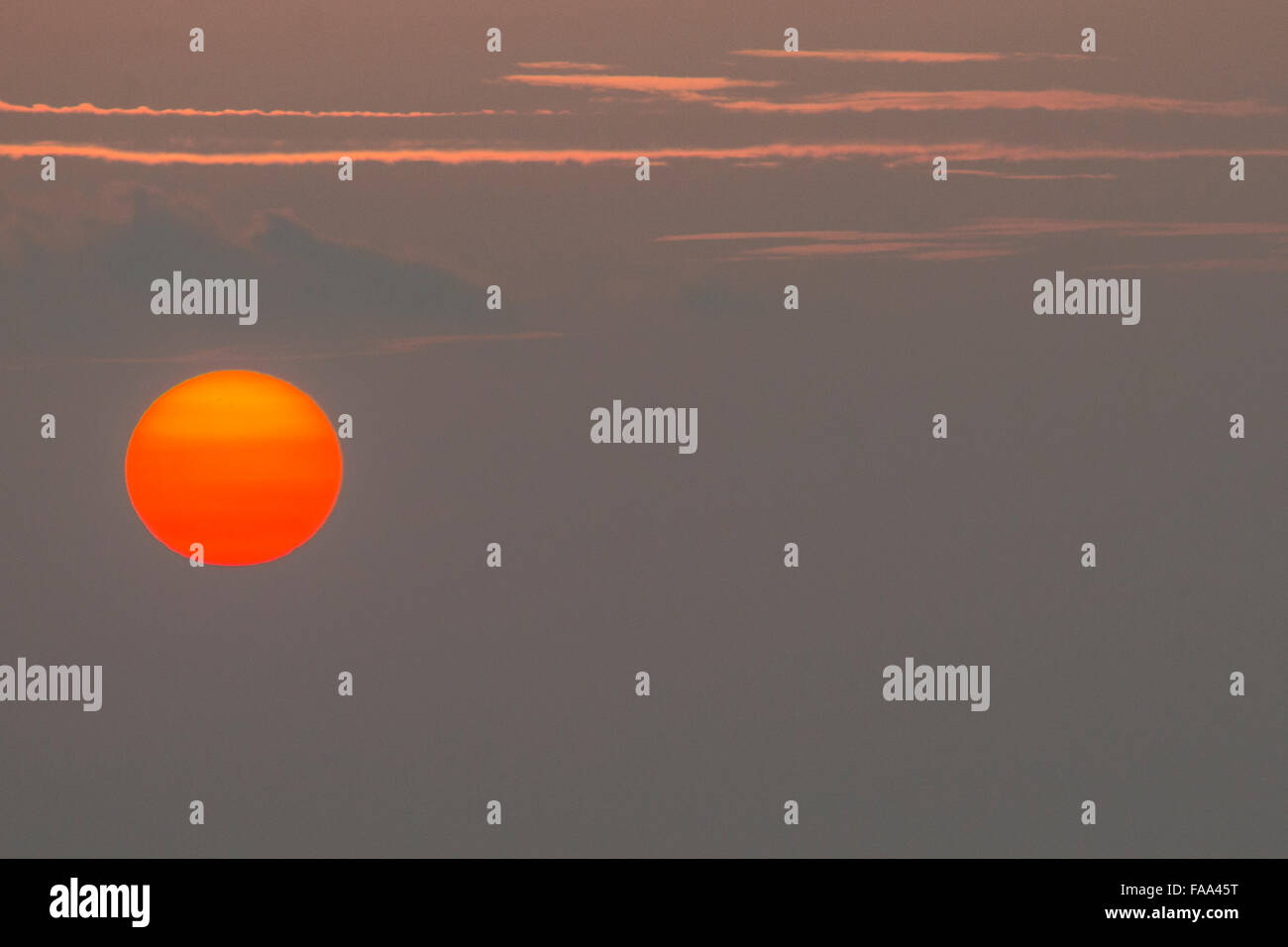 Rosso tramonto alle Maldive Foto Stock