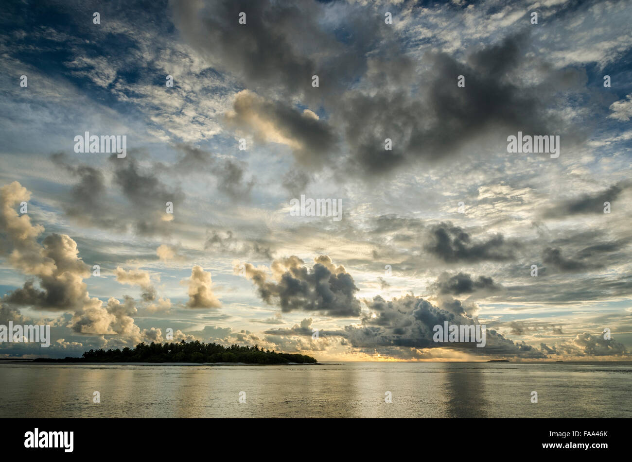 Nuvoloso Tramonto sul mare nelle Maldive Foto Stock