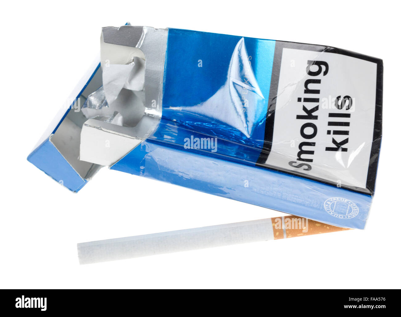 Pacchetto di sigarette con il fumo uccide ma con il logo del produttore rimosso digitalmente Foto Stock