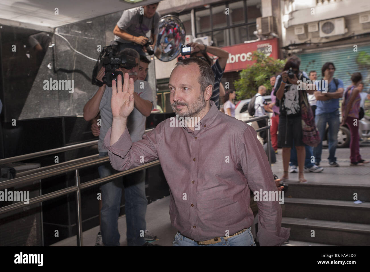 , 24 dic. 2015 - Buenos Aires, Buenos Aires, Argentina - Direttore Martin Sabbatella arriva al AFSCA media edificio watchdog. Presidente Mauricio Macri il governo ha annunciato un decreto per assumere il controllo e nominato Agustin Garzon, un uomo del suo partito come direttore, ma Sabbatella, designato da ex-Presidente Cristina Fernandez de Kirchner, rifiuta di dimettersi sostenendo che AFSCA è autonoma dalla legge, e il suo mandato termina nel 2017 e non può essere revocato per decreto. (Credito Immagine: © Patricio Murphy via ZUMA filo) Foto Stock
