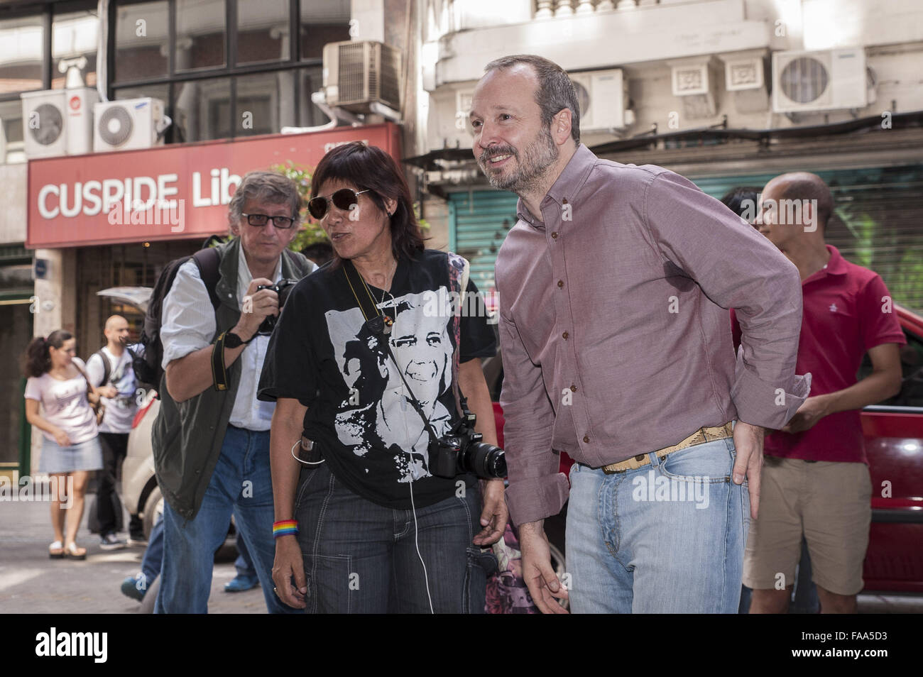 , 24 dic. 2015 - Buenos Aires, Buenos Aires, Argentina - Direttore Martin Sabbatella arriva al AFSCA media edificio watchdog. Presidente Mauricio Macri il governo ha annunciato un decreto per assumere il controllo e nominato Agustin Garzon, un uomo del suo partito come direttore, ma Sabbatella, designato da ex-Presidente Cristina Fernandez de Kirchner, rifiuta di dimettersi sostenendo che AFSCA è autonoma dalla legge, e il suo mandato termina nel 2017 e non può essere revocato per decreto. (Credito Immagine: © Patricio Murphy via ZUMA filo) Foto Stock