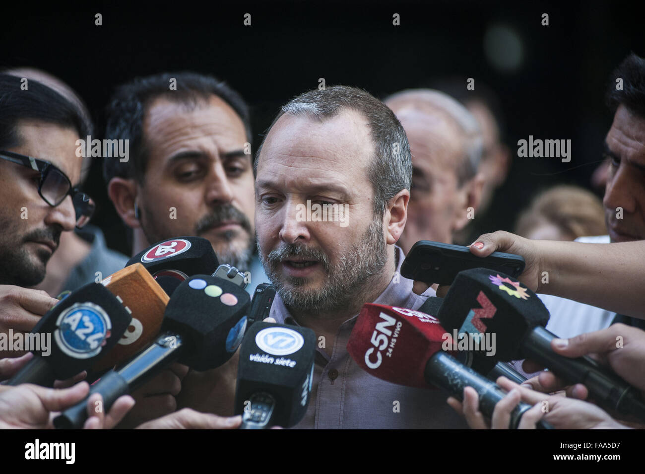 , 24 dic. 2015 - Buenos Aires, Buenos Aires, Argentina - al di fuori dei media AFSCA edificio watchdog, Direttore Martin Sabbatella colloqui per la stampa. Presidente Mauricio Macri il governo ha annunciato un decreto per assumere il controllo e nominato Agustin Garzon, un uomo del suo partito come direttore, ma Sabbatella, designato da ex-Presidente Cristina Fernandez de Kirchner, rifiuta di dimettersi sostenendo che AFSCA è autonoma dalla legge, e il suo mandato termina nel 2017 e non può essere revocato per decreto. (Credito Immagine: © Patricio Murphy via ZUMA filo) Foto Stock