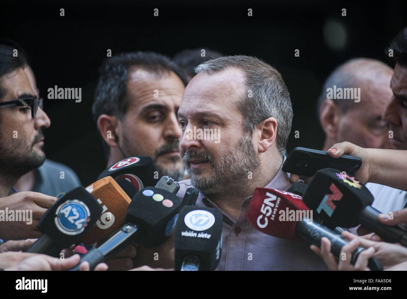 , 24 dic. 2015 - Buenos Aires, Buenos Aires, Argentina - al di fuori dei media AFSCA edificio watchdog, Direttore Martin Sabbatella colloqui per la stampa. Presidente Mauricio Macri il governo ha annunciato un decreto per assumere il controllo e nominato Agustin Garzon, un uomo del suo partito come direttore, ma Sabbatella, designato da ex-Presidente Cristina Fernandez de Kirchner, rifiuta di dimettersi sostenendo che AFSCA è autonoma dalla legge, e il suo mandato termina nel 2017 e non può essere revocato per decreto. (Credito Immagine: © Patricio Murphy via ZUMA filo) Foto Stock