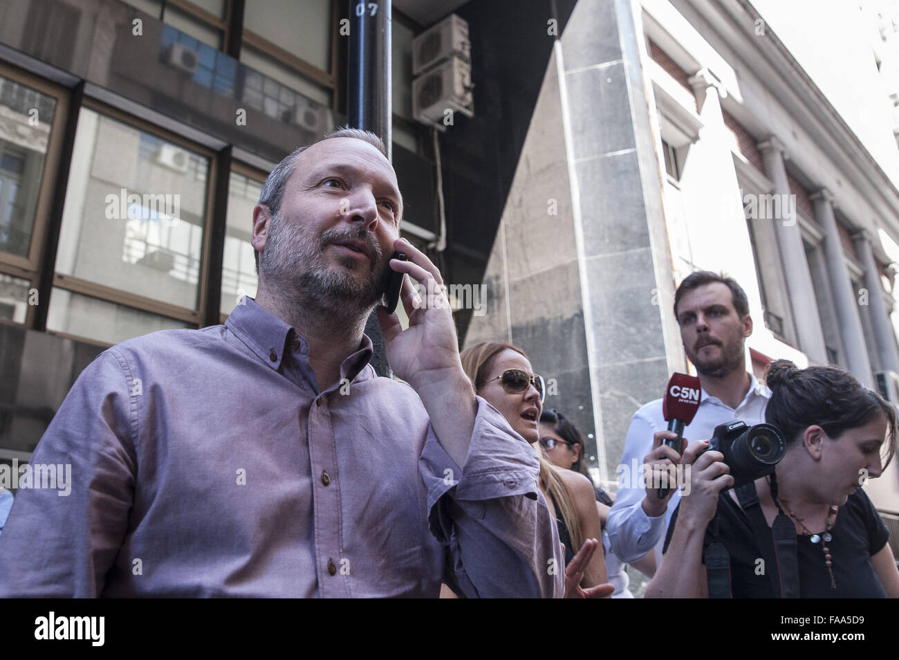 , 24 dic. 2015 - Buenos Aires, Buenos Aires, Argentina - Direttore Martin Sabbatella raccogliere all'esterno dell'edificio di media AFSCA watchdog. Presidente Mauricio Macri il governo ha annunciato un decreto per assumere il controllo e nominato Agustin Garzon, un uomo del suo partito come direttore, ma Sabbatella, designato da ex-Presidente Cristina Fernandez de Kirchner, rifiuta di dimettersi sostenendo che AFSCA è autonoma dalla legge, e il suo mandato termina nel 2017 e non può essere revocato per decreto. (Credito Immagine: © Patricio Murphy via ZUMA filo) Foto Stock