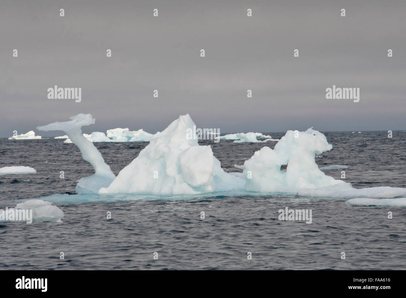 Una forma insolita iceberg, Isola Baffin, Artico Canadese Foto Stock