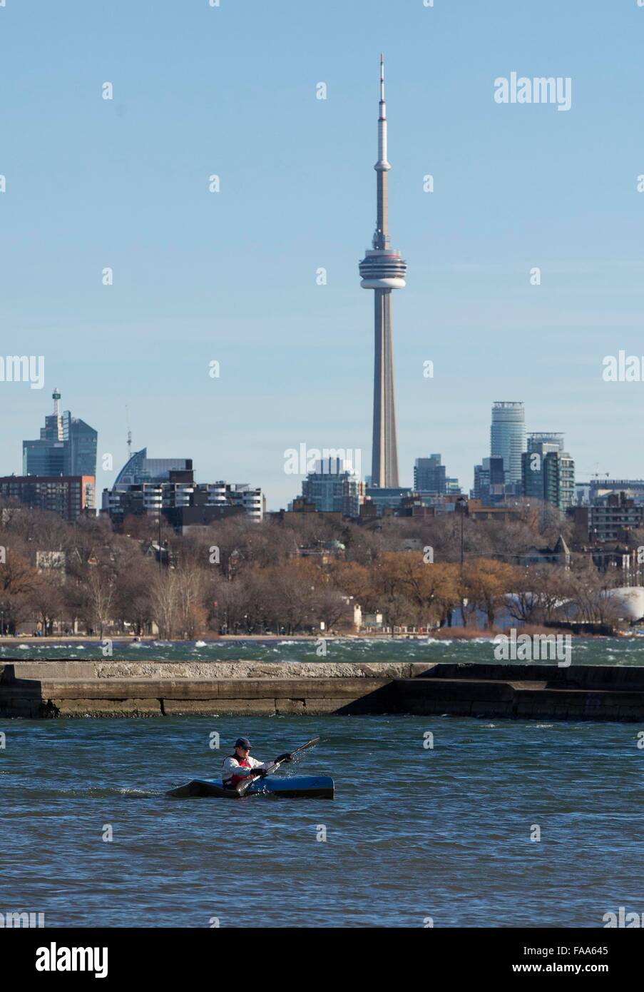 Toronto, Canada. 24 dicembre, 2015. Un uomo righe lungo il lungomare nel  Lago Ontario in Canada, a Toronto, Dic 24, 2015. Toronto è colpito di  temperatura 15 gradi Centigradi il giovedì ed