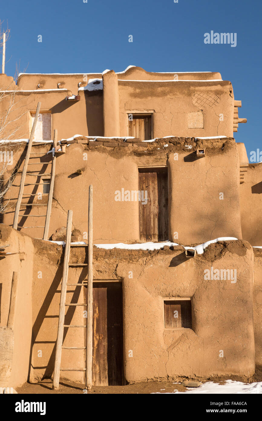 Antiche case di adobe nella antica Native American Taos Pueblo prenotazione al di fuori di Taos, Nuovo Messico. Il pueblo sono considerati per essere uno dei più antichi abitata continuamente europee negli Stati Uniti ed è designato un Sito Patrimonio Mondiale dell'UNESCO. Foto Stock