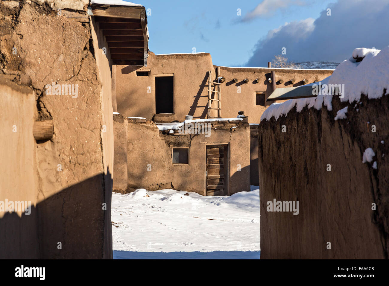 L'antica Native American Taos Pueblo comunità al di fuori di Taos, Nuovo Messico. Il pueblo sono considerati per essere uno dei più antichi abitata continuamente europee negli Stati Uniti ed è designato un Sito Patrimonio Mondiale dell'UNESCO. Foto Stock