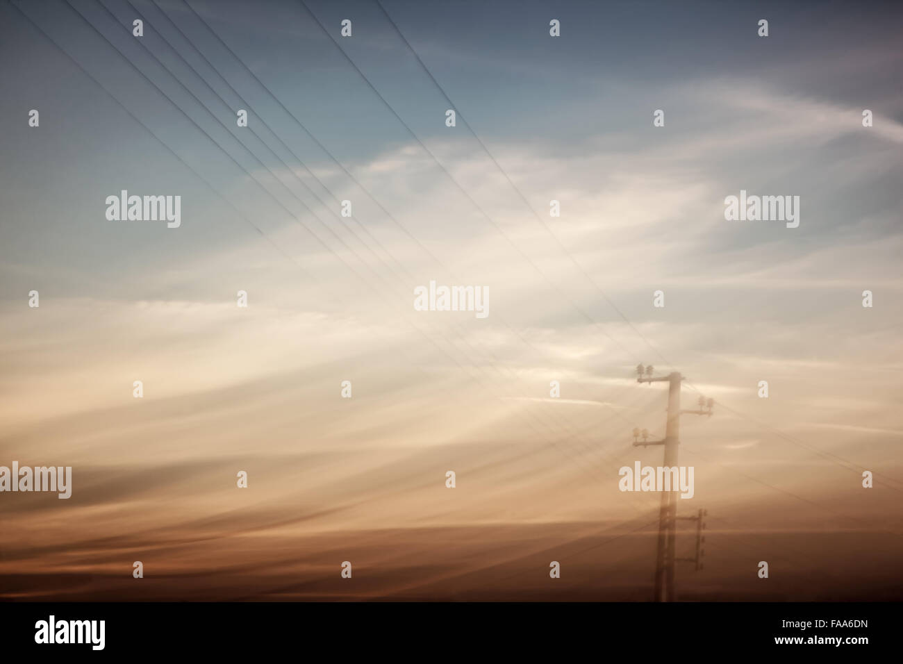 In stile vintage foto di un traliccio di elettricità nel corso moody sky, abstract background industriale, la potenza e il concetto di energia Foto Stock