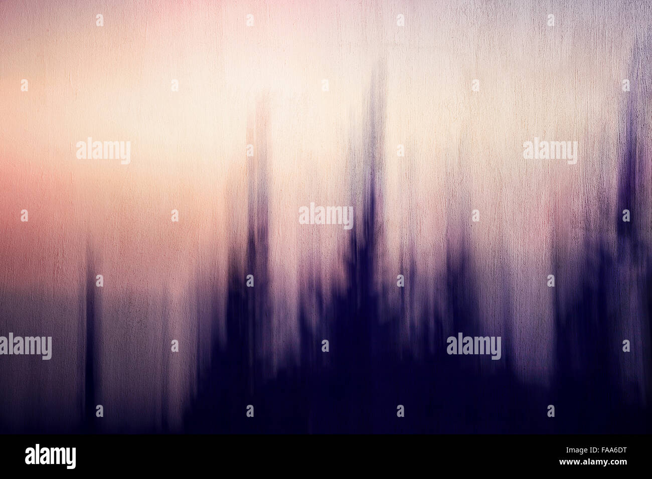 Abstract background artistico e creativo fotografia cinematografica della foresta scura oltre al tramonto, misteriosa immagine spaventoso Foto Stock